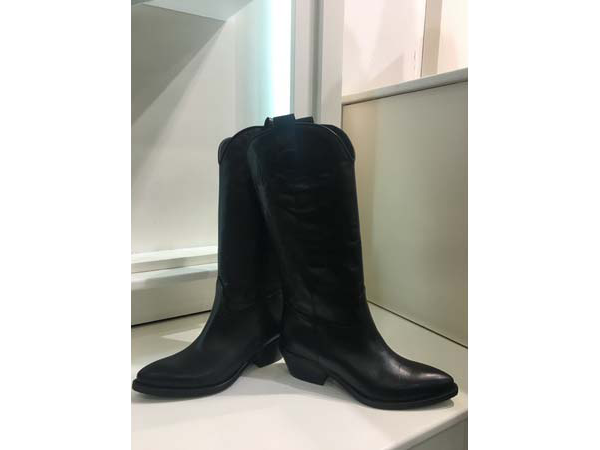 Texano in pelle nera. Tacco alto cm 3.