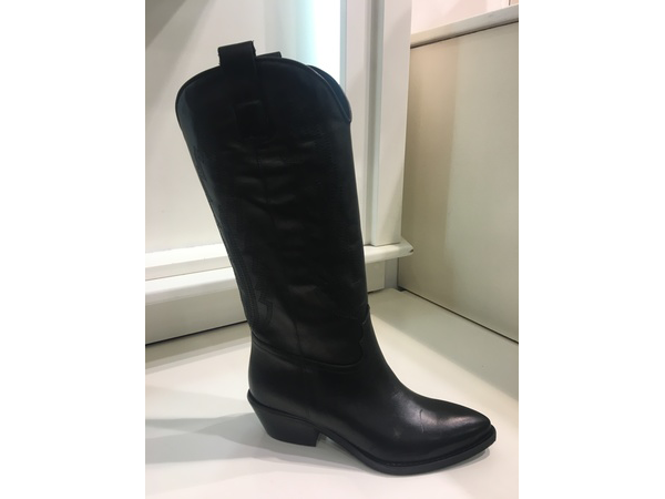 Texano in pelle nera. Tacco alto cm 3.