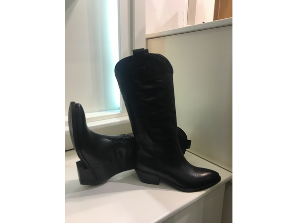 Texano in pelle nera. Tacco alto cm 3.