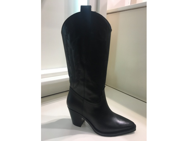 Texano in pelle nera. Tacco alto cm 5.