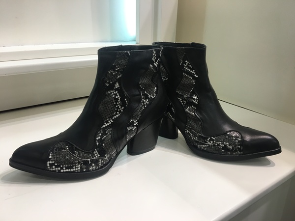 Texano in pelle nera con inserti pitonati. Tacco alto cm 7.