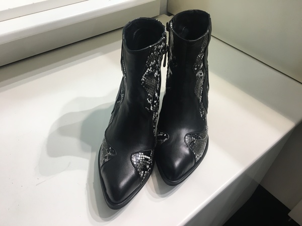 Texano in pelle nera con inserti pitonati. Tacco alto cm 7.