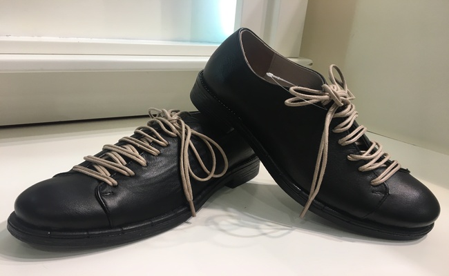 Scarpa in pelle con laccio doppio . Suola in gomma