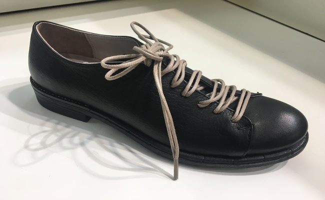 Scarpa in pelle con laccio doppio . Suola in gomma