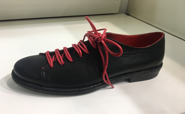 Scarpa in pelle con laccio doppio . Suola in gomma