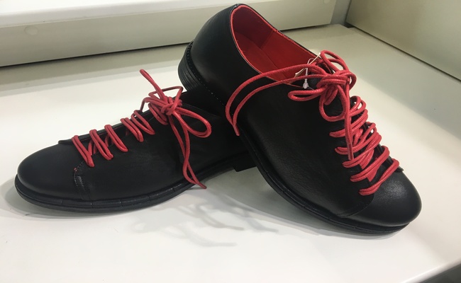 Scarpa in pelle con laccio doppio . Suola in gomma
