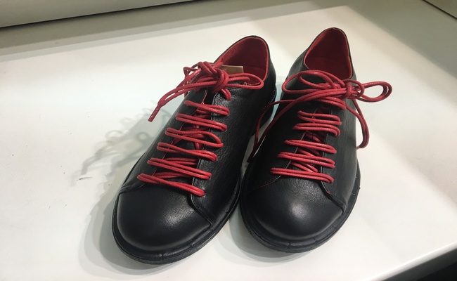 Scarpa in pelle con laccio doppio . Suola in gomma