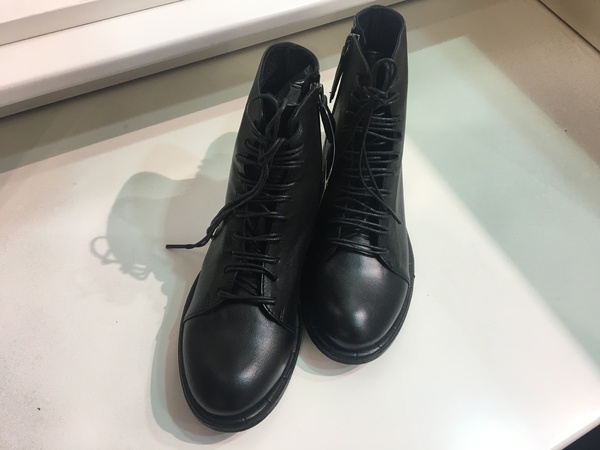Stivaletto in pella nera con laccio doppio. Suola in gomma.
