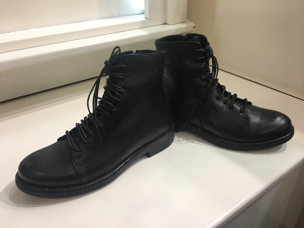 Stivaletto in pella nera con laccio doppio. Suola in gomma.