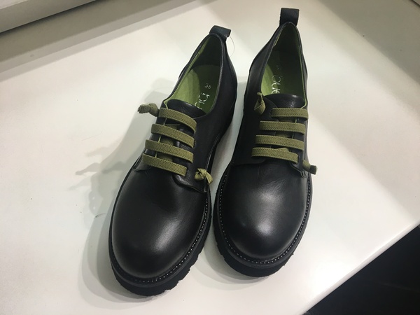Scarpa in pelle nera con elastico. Suola in gomma.