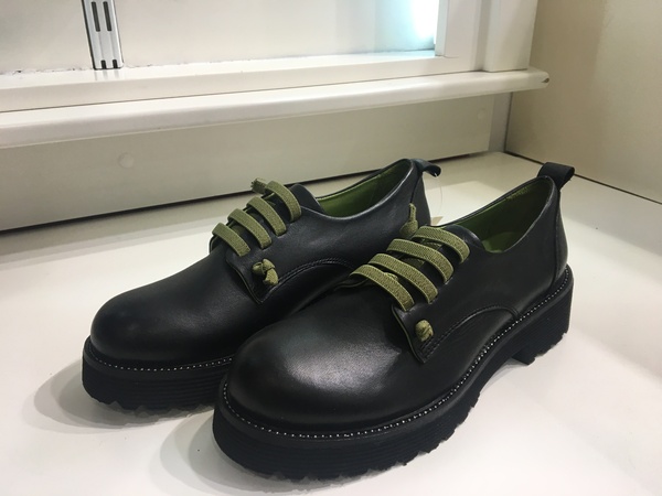 Scarpa in pelle nera con elastico. Suola in gomma.