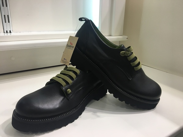 Scarpa in pelle nera con elastico. Suola in gomma.