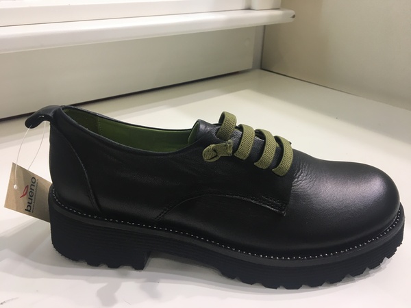 Scarpa in pelle nera con elastico. Suola in gomma.
