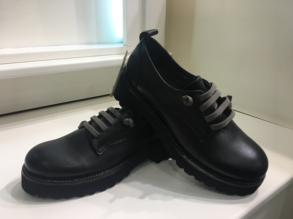Scarpa in pelle nera con elastico. Suola in gomma.