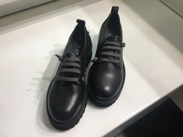 Scarpa in pelle nera con elastico. Suola in gomma.
