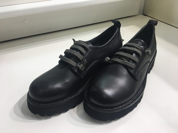 Scarpa in pelle nera con elastico. Suola in gomma.
