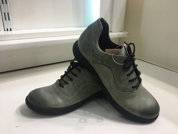 Scarpa con lacci in pelle. Suola in gomma.