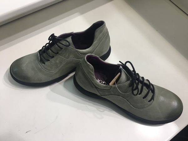 Scarpa con lacci in pelle. Suola in gomma.