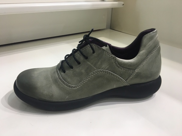 Scarpa con lacci in pelle. Suola in gomma.