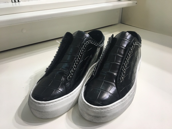 VITAMINA TU. Sneaker in pelle nera.