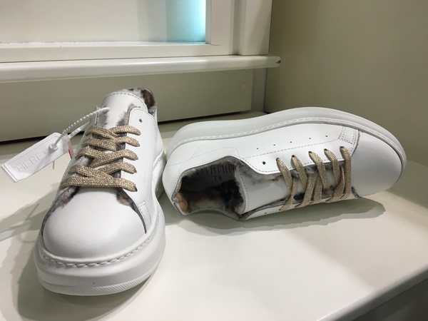VITAMINA TU. Sneaker in pelle con pelliccia allinterno. Zeppa alta cm 3.