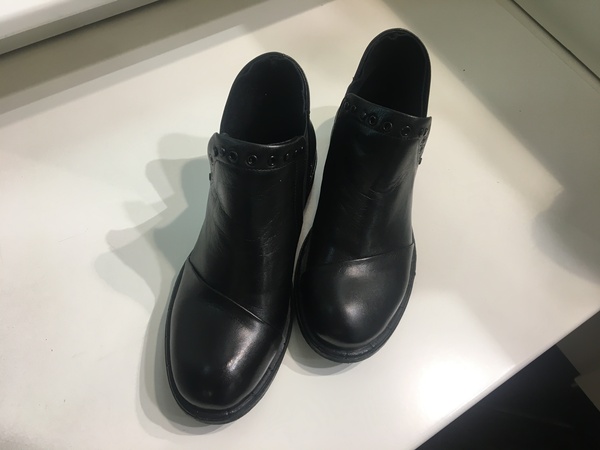 Stivaletto in pelle nera. Suola in gomma.