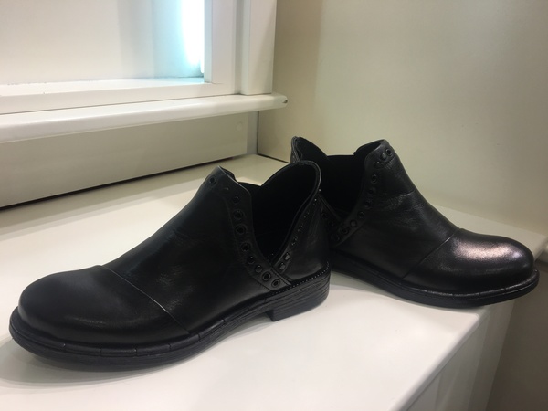 Stivaletto in pelle nera. Suola in gomma.