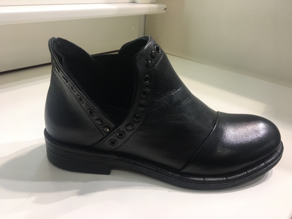 Stivaletto in pelle nera. Suola in gomma.