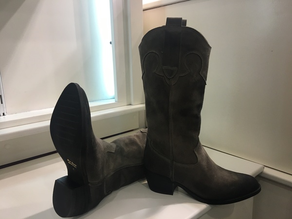 Texano in camoscio. Tacco alto cm 3.