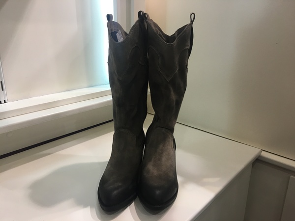 Texano in camoscio. Tacco alto cm 3.