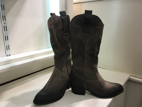 Texano in camoscio. Tacco alto cm 3.