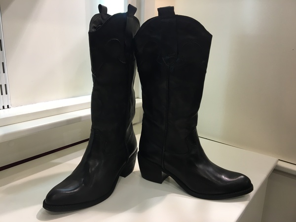 Texano in pelle nera. Tacco alto cm 3.