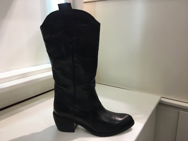 Texano in pelle nera. Tacco alto cm 3.