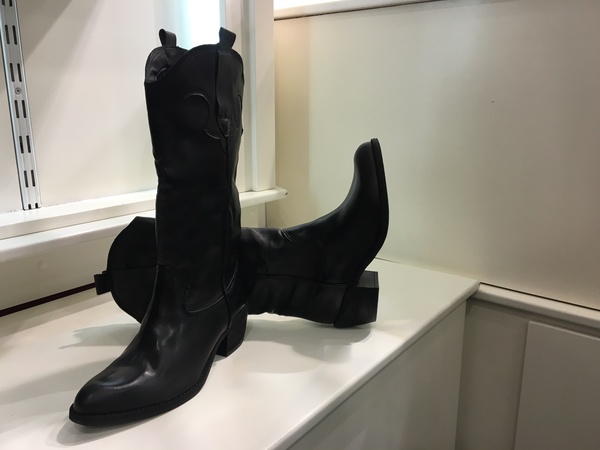 Texano in pelle nera. Tacco alto cm 3.