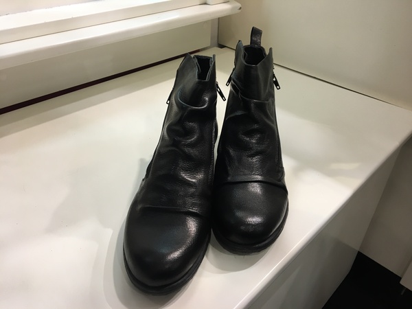 Stivaletto in pelle nera con cerniera laterale. Suola in gomma.