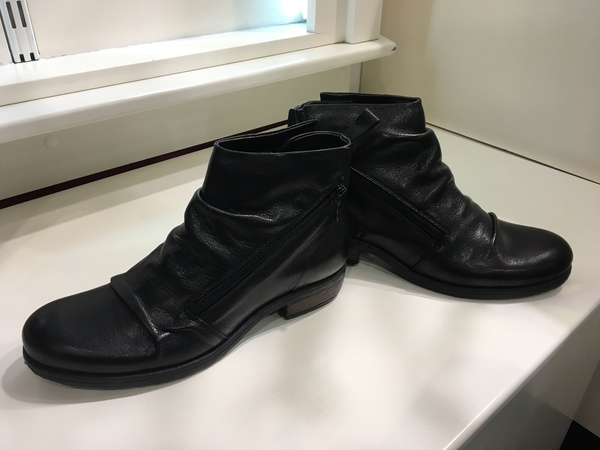 Stivaletto in pelle nera con cerniera laterale. Suola in gomma.