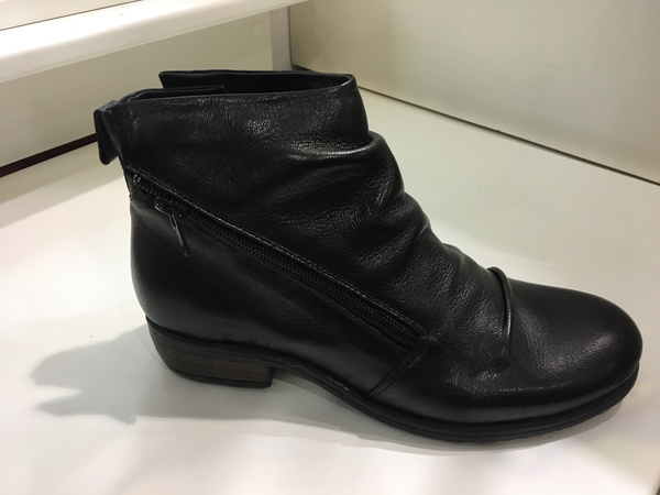 Stivaletto in pelle nera con cerniera laterale. Suola in gomma.