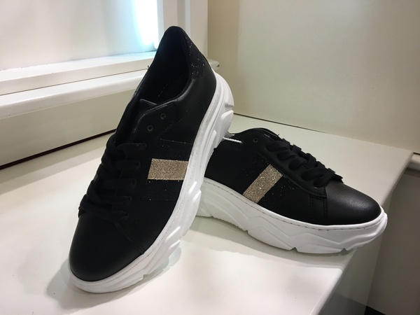 VITAMINA TU. Sneaker in pelle nera.Zeppa alta cm 5.