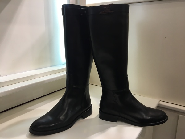 Stivale in pelle nera con fibbia laterale.