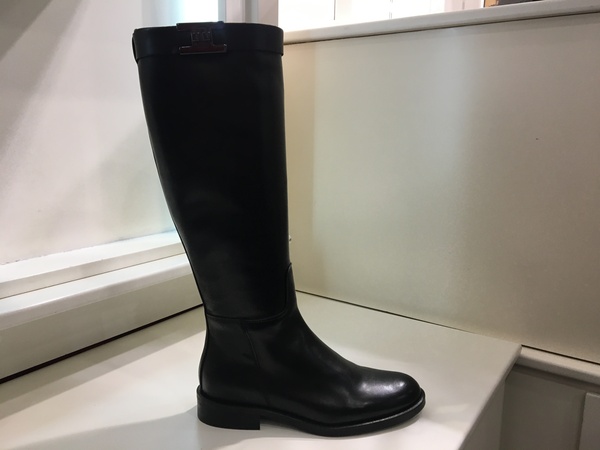 Stivale in pelle nera con fibbia laterale.