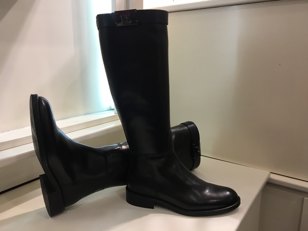 Stivale in pelle nera con fibbia laterale.