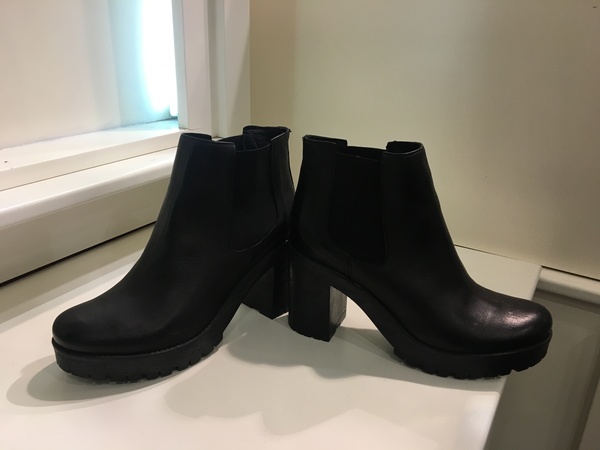 Stivaletto in pelle nera. Suola in gomma.Tacco alto cm 6.