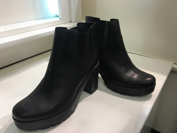 Stivaletto in pelle nera. Suola in gomma.Tacco alto cm 6.