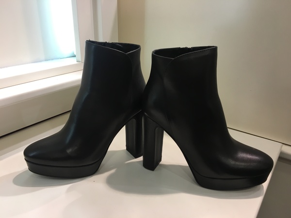 Stivaletto in pelle nera con plateau. Tacco alto cm 9.
