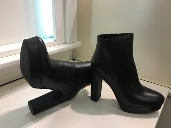 Stivaletto in pelle nera con plateau. Tacco alto cm 9.