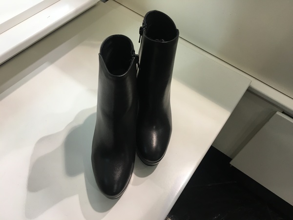 Stivaletto in pelle nera con plateau. Tacco alto cm 9.