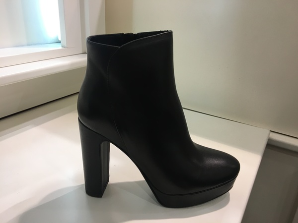 Stivaletto in pelle nera con plateau. Tacco alto cm 9.