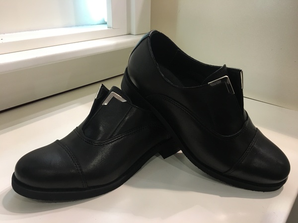 Scarpa in pelle nera da infilare.