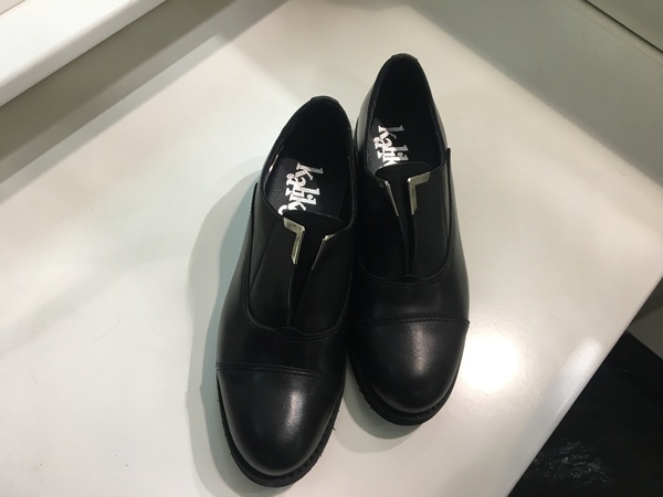 Scarpa in pelle nera da infilare.