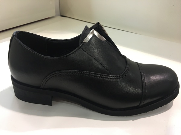 Scarpa in pelle nera da infilare.